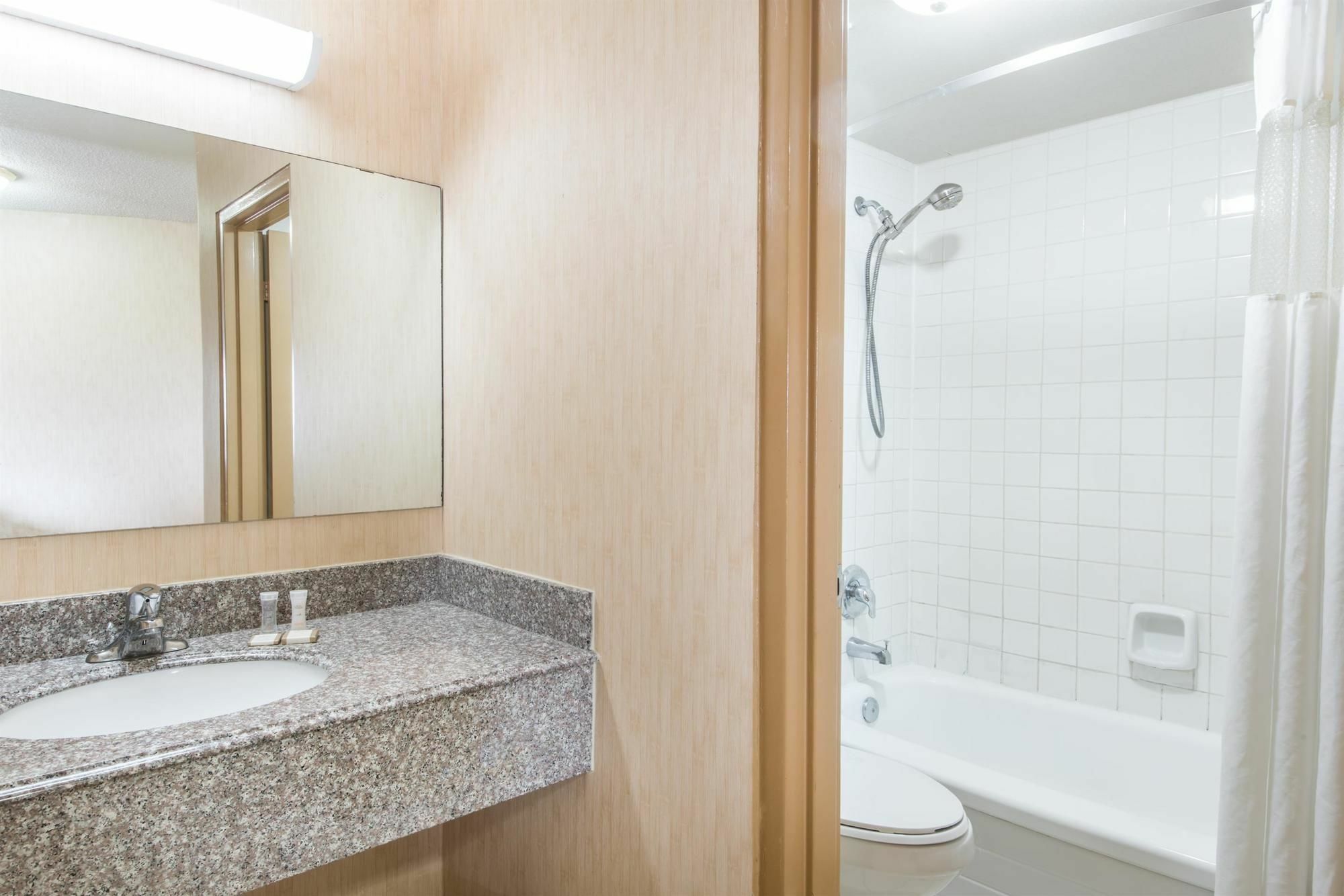 Howard Johnson By Wyndham Kitchener Conestoga Ngoại thất bức ảnh